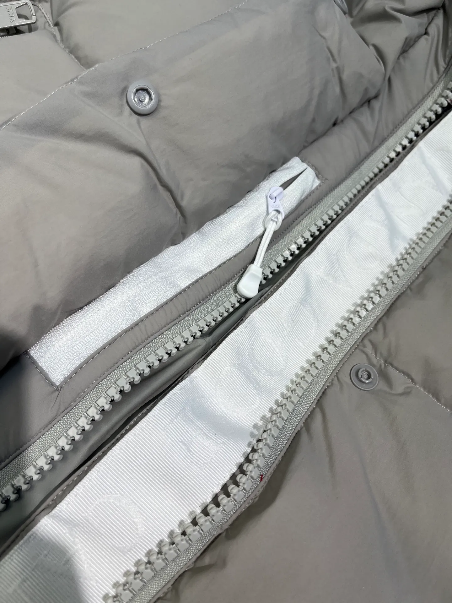 P740 Big Goose Capsule White Label Down Canada Goos* Canada Goose's new limited white label bread jacket, the same style for men and women, filled with 625 fill power white goose down, and the fabric has a satin feel. Suitable for wearing in spring and autumn in various cities, this model has a stand-up collar design, classic and versatile, and has good thermal insulation effect! Fabric + Features: ✅Fabric: 85% polyester, 15% cotton, windproof and waterproof ✅Lining: 100% polyester, windproof and waterproof ✅Filling: 80% pure white duck down, 20% pure white feathers ✅Fillness: 625 ✅Care instructions: Dry cleaning ✅Zipper: Genuine YKK two-way entrance zipper ✅TEI Temperature Feeling Index 1: Lightweight minus 5 degrees to 5 degrees Technology: ✅The fabric is made of CORDURA polyamide fabric, which is a new functional fabric and a leading technological product. The durability is 2 times higher than ordinary nylon fabric. Wear resistance, strong tear resistance, good hand feel and good color. ✅The liner is filled with imported 625 fill power 90 white duck down, the liner is reinforced with anti-runaway velvet liner, and the fly on the front center fly is designed with snap buttons to prevent ventilation and rain. Whether it is hiking, urban walking or polar exploration, this model can help you find the Cana that suits your body, activities and lifestyle. Color: pink, blue, black, white Size: xs-l